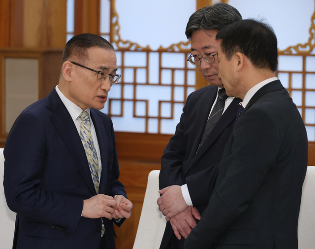 위성락 국가안보실장(왼쪽부터), 하준경 경제성장수석, 김현종 국가안보실 제1차장이 15일 청와대에서 이재명 대통령과 아랍에미리트(UAE) 칼둔 칼리파 알 무바라크 아부다비 행정청장의 접견 전 이야기를 나누고 있다. 연합뉴스