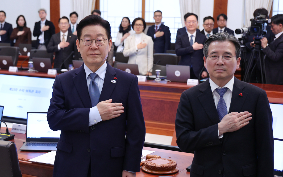 靑 1기 참모진 소폭 물갈이… 정무수석 우상호 후임에 홍익표 유력