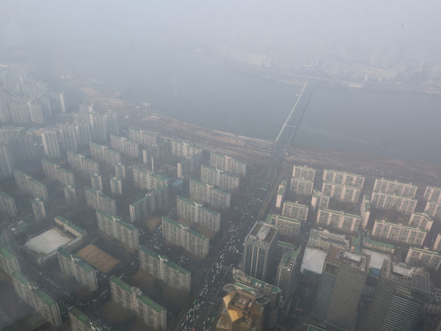 서울 송파구 롯데월드타워에서 바라본 한강변 아파트 단지. [연합뉴스 제공]
