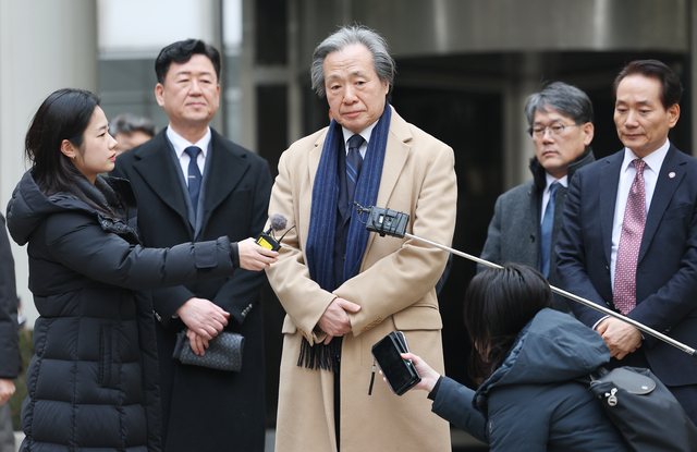 정기석 국민건강보험공단 이사장이 15일 서울 서초구 서울고등법원에서 주요 담배회사들을 상대로 제기한 대규모 손해배상 청구 소송 2심 패소에 대해 발언하고 있다. [연합뉴스]
