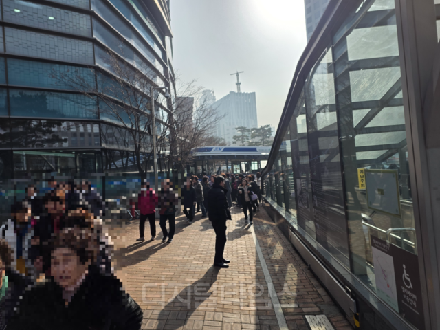 서대문역 부근 버스 돌진 사고로 시민들이 대피하는 모습. 독자제공