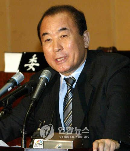 2004년 17대 총선을 앞두고 한나라당 공천 탈락 후 무소속 출마를 선언하는 고인. [연합뉴스]