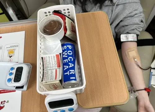 16일 마포구 헌협의집 홍대센터에서 헌혈하고 두쫀쿠를 받는 2030 청년들. [연합뉴스]