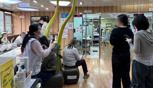 16일 서울 마포구 헌혈의집 홍대센터에서 헌혈을 대기 중인 시민들. [연합뉴스]