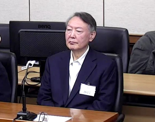 윤석열 전 대통령이 16일 서울 서초구 서울중앙지방법원에서 열린 특수공무집행방해, 범인도피교사, 직권남용 권리행사방해 혐의 등 사건에 대한 1심 선고 공판에 출석해 피고인석에 앉아 있다. 윤 전 대통령은 이날 징역 5년을 선고받았다. [서울중앙지법 제공. 연합뉴스]