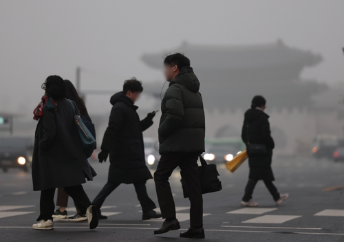 미세먼지와 초미세먼지 농도가 ‘나쁨’ 수준을 보인 16일 서울 광화문광장 인근이 뿌옇게 보이고 있다. [연합뉴스]