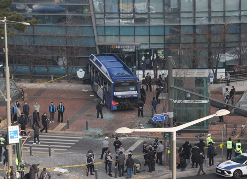 16일 서울 서대문역 사거리에서 인도로 돌진한 시내버스가 건물에 충돌한 채 멈춰서 있다. [연합뉴스]