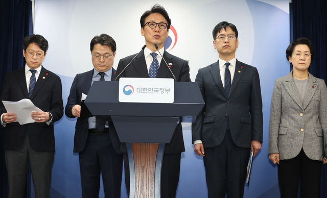 김민석 국무총리가 16일 서울 종로구 정부서울청사에서 행정통합 인센티브와 관련해 브리핑하고 있다.<연합뉴스 사진>