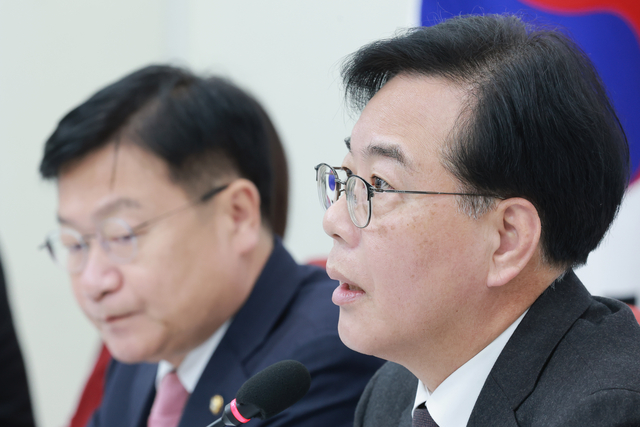 송언석 국민의힘 원내대표가 16일 국회 본청에서 기자간담회를 하며 통일교 특검 등 현안에 관해 발언하고 있다. 왼쪽은 정점식 정책위의장.<연합뉴스 사진>