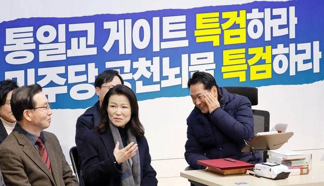 통일교의 정치권 로비 의혹, 공천헌금 의혹과 관련한 특검법 수용을 촉구하며 단식 농성하고 있는 장동혁 국민의힘 당대표가 16일 국회 본청 로텐더홀 농성장을 찾은 이진숙 전 방송통신위원장과 대화하고 있다.<연합뉴스 사진>