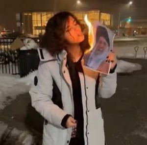 이란 저항의 상징 ‘하메네이 사진에 담뱃불’ 주인공… 캐나다 망명 여성