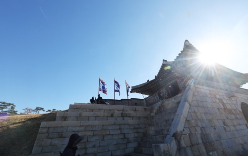 한파가 찾아온 지난달 31일 경기도 수원시 팔달구 수원화성 창룡문 주변 성곽 위로 파란 하늘이 펼쳐져 있다. [연합뉴스]