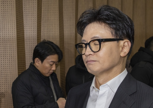 국민의힘 한동훈 전 대표가 14일 당 윤리위원회가 본인을 제명 결정한 것과 관련한 기자회견을 마친 뒤 의원들과 회견장을 빠져 나오고 있다. [연합뉴스]