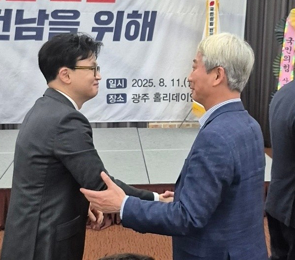 지난 2025년 국민의힘 8·22 전당대회 기간이던 8월 11일 최고위원 후보이던 김근식(오른쪽) 서울 송파병 당협위원장이 한동훈(왼쪽) 전 당대표를 김화진 전남도당위원장 취임식에서 만나 인사를 나누고 있다.<김근식 경남대 교수 페이스북 사진 갈무리>