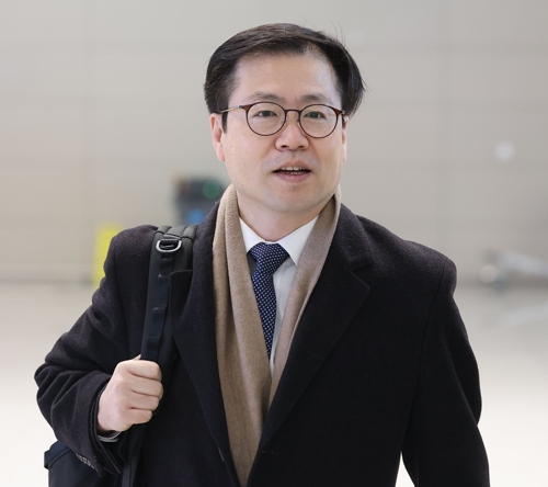 여한구 통상교섭본부장이 지난 11일 제이미슨 그리어 미국 무역대표부(USTR) 대표 등과 면담을 위해 인천국제공항 제2여객터미널에서 미국 워싱턴으로 출국하고 있다. [연합뉴스]