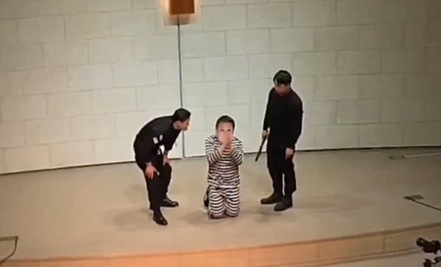 지난해 12월2일 서울 은평구 은평제일교회에서 열린 계엄전야제 행사에서 상연된 연극 장면. 이재명 대통령 가면을 쓴 사람이 곤봉을 든 사람들에게 둘러싸여 있다.  [극우추적단 카운터스 엑스 계정 캡처]