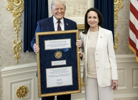 마차도로부터 노벨평화상 메달 담긴 대형 금색 액자 전달받은 트럼프 대통령 [백악관 트루스소셜 화면 캡처, 연합뉴스]