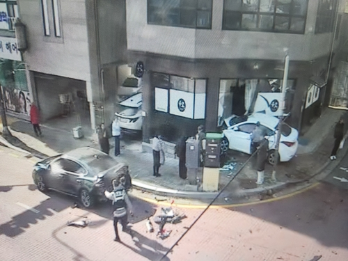 60대 운전 승용차가 다른 차 추돌 후 인도 돌진…10살 보행자 중상 [독자 제공. 연합뉴스]