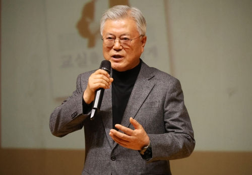 문재인 전 대통령이 17일 대전 서구 배재대 21세기관에서 열린 김한수 전 배재대 부총장의 ‘교실을 교실답게’ 출판기념회에 참석해 인사말을 하고 있다. [연합뉴스]