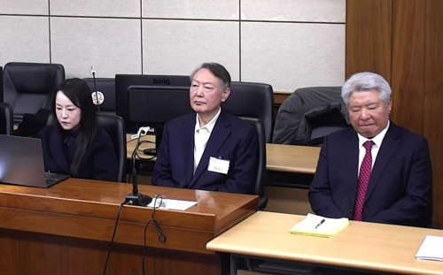 윤석열 전 대통령이 16일 서울 서초구 서울중앙지방법원에서 열린 특수공무집행방해, 범인도피교사, 직권남용 권리행사방해 혐의 등 사건에 대한 1심 선고 공판에 출석해 피고인석에 앉아 있다. 윤 전 대통령은 이날 징역 5년을 선고받았다. [서울중앙지법 제공.연합뉴스]