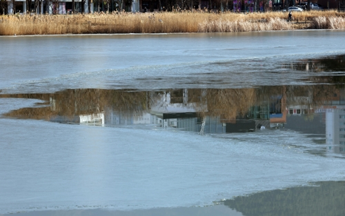 16일 오후 대구의 낮 기온이 13도를 웃돈 가운데 대구 수성못의 얼음이 녹고 있다. [연합뉴스]