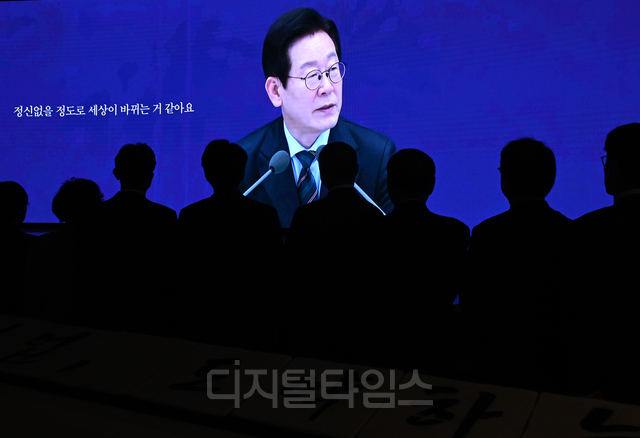 김민석 국무총리를 비롯한 경제계 인사들이 2일 오후 서울 중구 대한상공회의소 국제회의장에서 열린 ‘2026 경제계 신년인사회’에서 이재명 대통령의 영상을 보고 있다.
2026.1.2 사진공동취재단