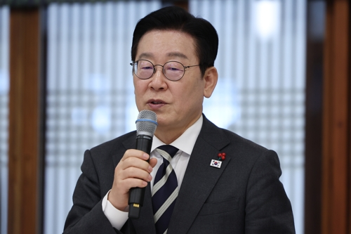 이재명 대통령이 16일 청와대 상춘재에서 열린 정당 지도부 초청 오찬에서 발언하고 있다. [연합뉴스]
