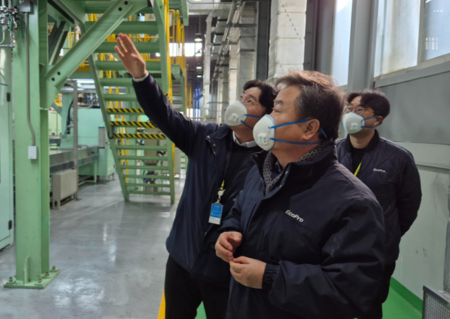 이동채 에코프로 창업주가 지난 7일 충북 청주시 에코프로비엠 연구동을 방문해 관계자들과 이야기를 나누고 있다. 에코프로 제공.