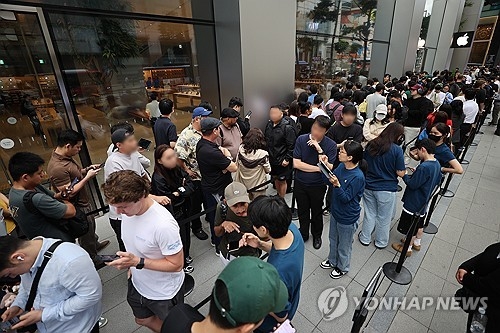 아이폰17 시리즈 공식 출시…길게 늘어선 오픈런 행렬. 연합뉴스 자료사진