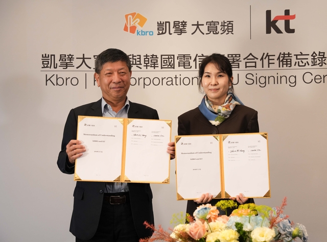 스티브 H.S 왕(왼쪽) KBRO 회장(왼쪽)과 김채희 KT 미디어부문장이 대만 현지 빅토리아 호텔에서 스마트 홈 서비스 및 AI 기반 디지털 미디어 공동 개발을 위한 전략적 업무협약(MOU)을 체결하고 있다. KT 제공