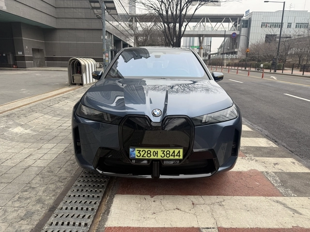 BMW iX 전면부. 전면부에 입체감을 강조한 앞 범퍼와 대형 공기흡입구, 후면부의 새롭게 디자인된 디퓨저와 세로 반사판 등은 존재감을 극대화했다. 임주희 기자

