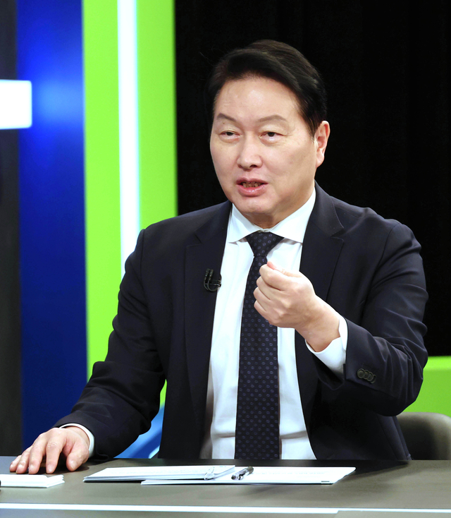 최태원 대한상공의회소 회장 겸 SK그룹 회장이 18일 방송한 KBS 일요진단 신년대담에 출연해 발언하고 있다. [대한상의 제공]
