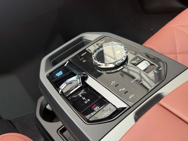 실내 곳곳에 크리스탈 소재가 적용돼 럭셔리한 감각을 더했다. 임주희 기자
