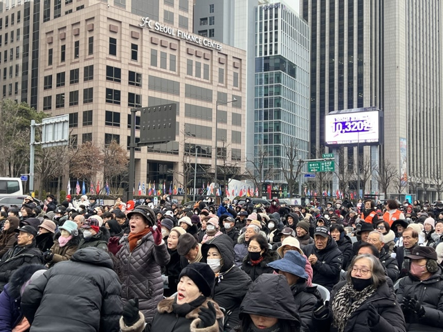 18일 서울 종로구 동화면세점 앞에서 열린 사랑제일교회 전국 주일 연합예배 현장. 연합뉴스