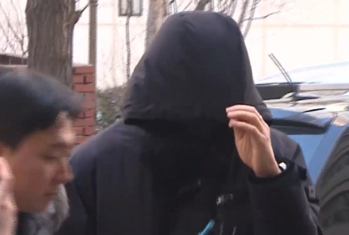 무소속 강선우 의원의 전직 보좌관 남씨가 경찰 조사를 위해 17일 서울 마포구 서울경찰청 광역수사단으로 향하고 있다.  [연합뉴스TV 제공]