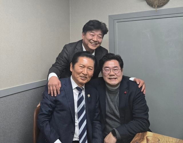 정청래 더불어민주당 대표와 박찬대 의원, 양문석 의원이 16일 서울 모처에서 회동하고 있다. [양문석 의원 페이스북]