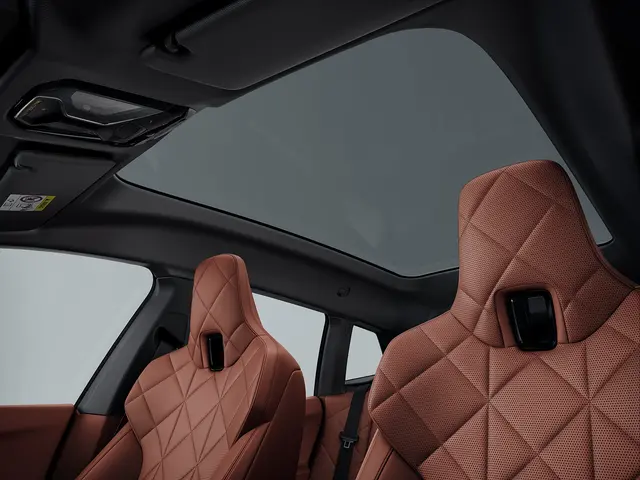 시트에 앉아 고개를 들면 천장을 덮은 파노라마 글라스 루프 스카이 라운지를 맛볼 수 있다. 버튼 하나로 유리는 불투명하게 전환된다. BMW 제공
