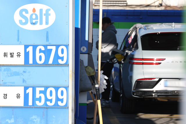 이달 11일 서울 시내 한 주유소 모습. 연합뉴스.