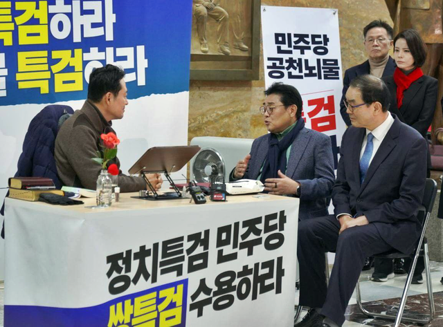 장동혁(왼쪽) 국민의힘 당대표가 18일 국회 본청 로텐더홀에서 더불어민주당에 공천뇌물·통일교게이트 쌍특검 촉구하는 단식농성을 나흘째 벌인 가운데, 새미래민주당 전병헌(가운데) 대표와 남평오(오른쪽) 사무총장이 장 대표에게 격려 방문하면서 대화를 나누고 있다.<새미래민주당 제공 사진>