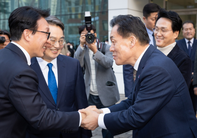 이재준 시장과 김민석 총리가 악수를 하며 인사를 나누고 있다.