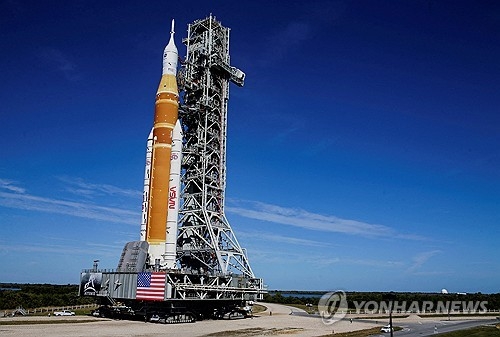 미국 플로리다 케네디우주센터 발사대에 도착한 ‘아르테미스 2호’로, 54년 만에 달에 우주비행사를 보내는 시험 발사에 나선다.