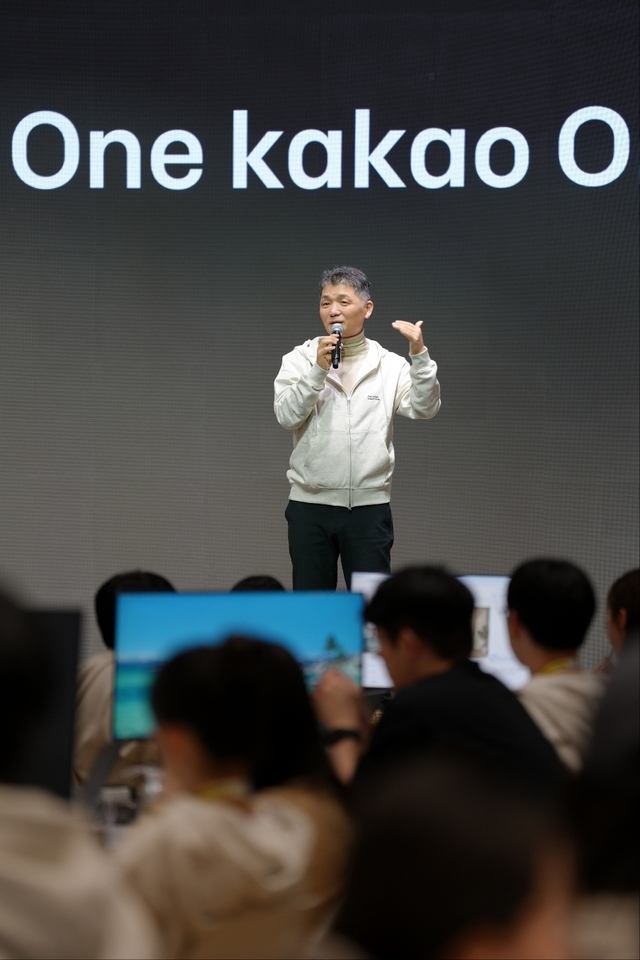 김범수 카카오 미래이니셔티브센터장이 지난 15일 카카오 AI캠퍼스에서 진행된 그룹 신입 공채 교육 현장을 찾아 소통의 시간을 갖고 있다. 카카오 제공.