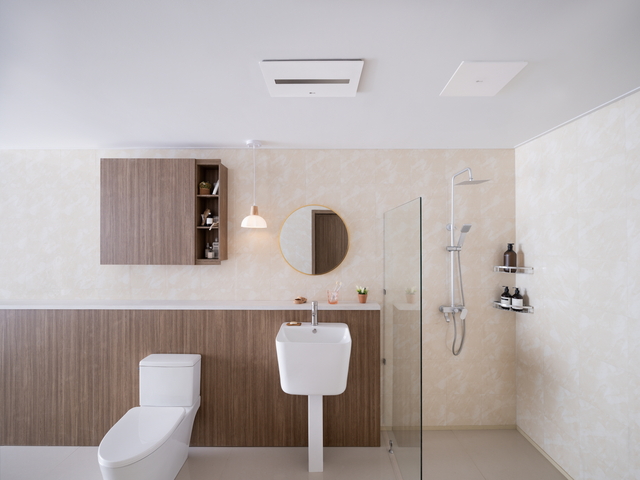 LG전자가 선보인 욕실 공기질 관리 시스템인 ‘LG 퓨리케어 바스에어시스템’이 천정에 탑재돼 있다. LG전자 제공