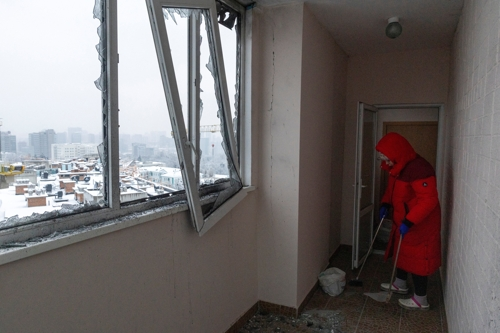 러시아 드론 공격에 부서진 우크라이나 아파트 창문 [로이터 연합뉴스 자료사진]