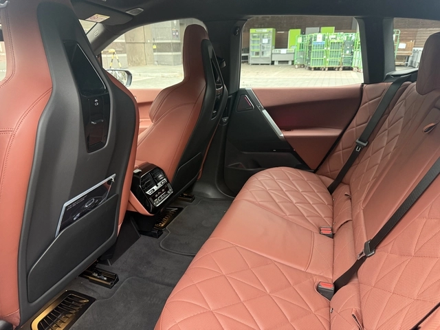 BMW iX 2열 모습. 임주희 기자
