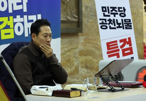 국민의힘 장동혁 대표가 18일 국회 로텐더홀에서 더불어민주당에 통일교·공천헌금 ‘쌍특검’ 수용을 요구하며 나흘째 단식 투쟁을 이어가고 있다. [연합뉴스]