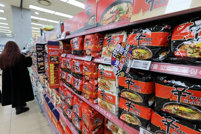 농림축산식품부는 지난 12일 2025년 케이-푸드 플러스(K-푸드+) 잠정 수출액이 지난해보다 5.1% 증가한 136.2억 달러로 역대 최고 실적을 경신했다고 밝혔다. [연합뉴스]