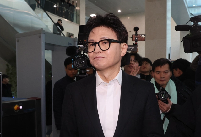 한동훈 국민의힘 전 당대표가 지난 1월 14일 당 윤리위원회가 익명 당원게시판 당무조사 단계에서 본인을 즉각 제명 결정한 데 대해 12·3 비상계엄의 재현이란 취지의 입장을 밝힌 뒤 회견장을 떠나고 있다.<연합뉴스 사진>