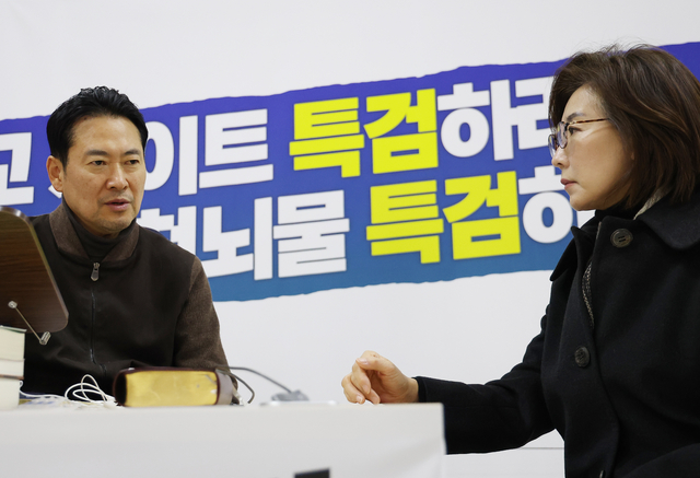 더불어민주당의 2차 종합특검법 처리에 반대해 단식중인 장동혁 국민의힘 당대표가 지난 1월 17일 국회 본청 로텐더홀에서 단식을 이어가던 중 찾아온 같은 당 나경원 의원과 대화를 나누고 있다.<연합뉴스 사진>