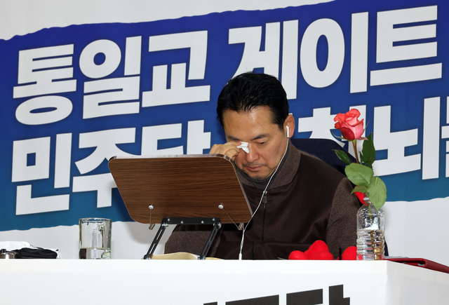 장동혁 국민의힘 당대표가 18일 국회 본청 로텐더홀에서 더불어민주당에 통일교·공천헌금 ‘쌍특검’ 수용을 요구하며 나흘째 단식 투쟁을 이어가고 있다.<연합뉴스 사진>